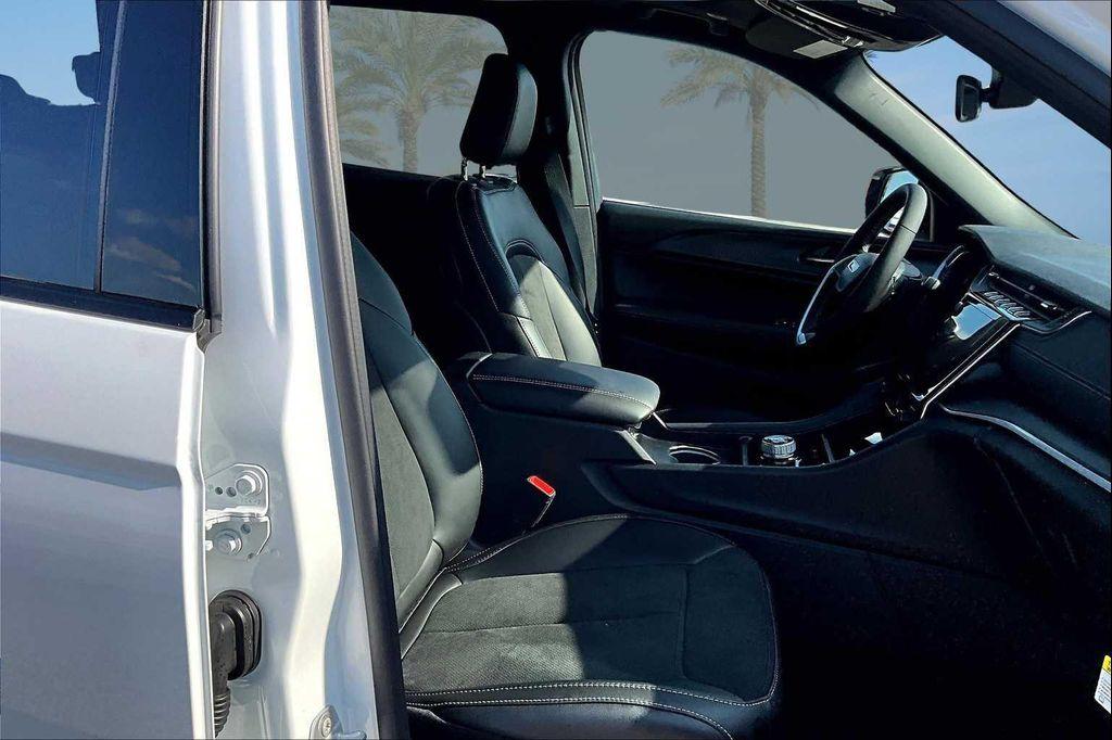 new 2025 Jeep Grand Cherokee L car, priced at $40,302