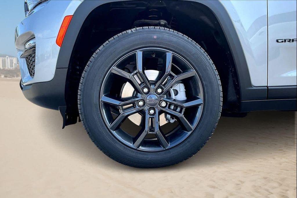 new 2025 Jeep Grand Cherokee car, priced at $48,053