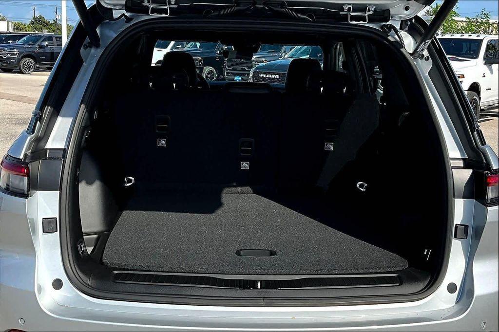 new 2025 Jeep Grand Cherokee car, priced at $48,053