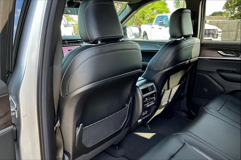 new 2025 Jeep Grand Cherokee car, priced at $48,053