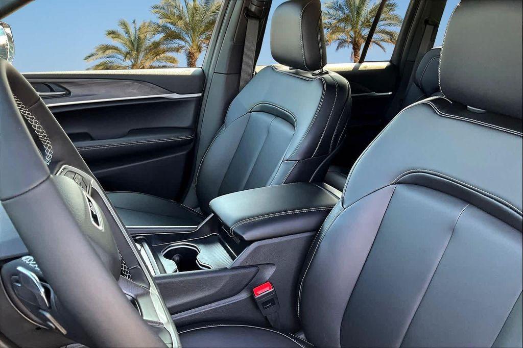 new 2025 Jeep Grand Cherokee car, priced at $48,053