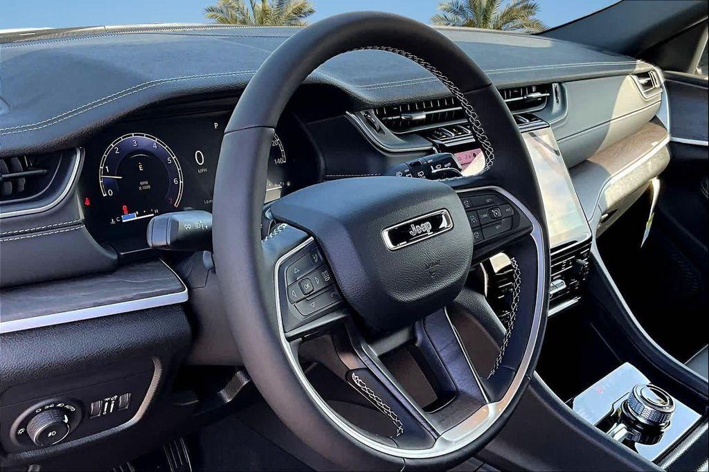 new 2025 Jeep Grand Cherokee car, priced at $48,053