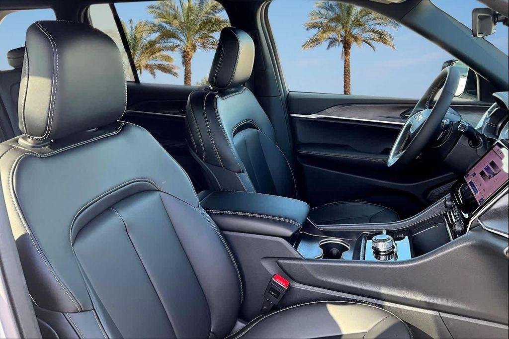 new 2025 Jeep Grand Cherokee car, priced at $48,053