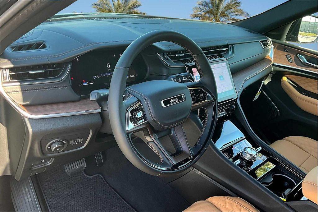 new 2025 Jeep Grand Cherokee car, priced at $59,829