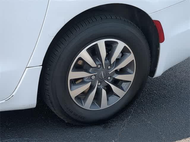 used 2021 Chrysler Pacifica Hybrid car, priced at $18,995