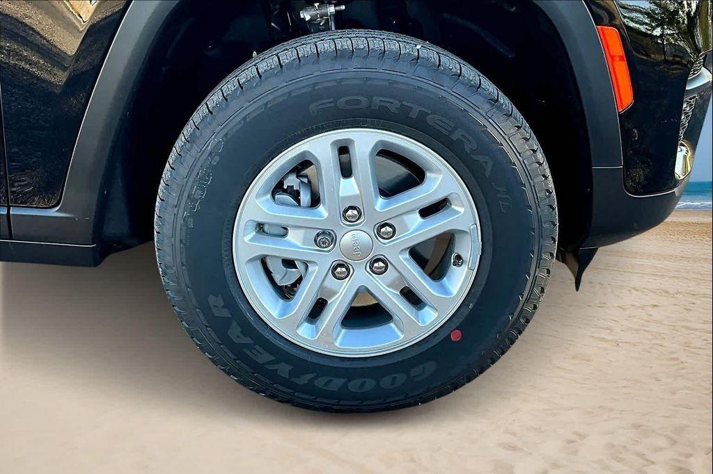 new 2025 Jeep Grand Cherokee car, priced at $35,992