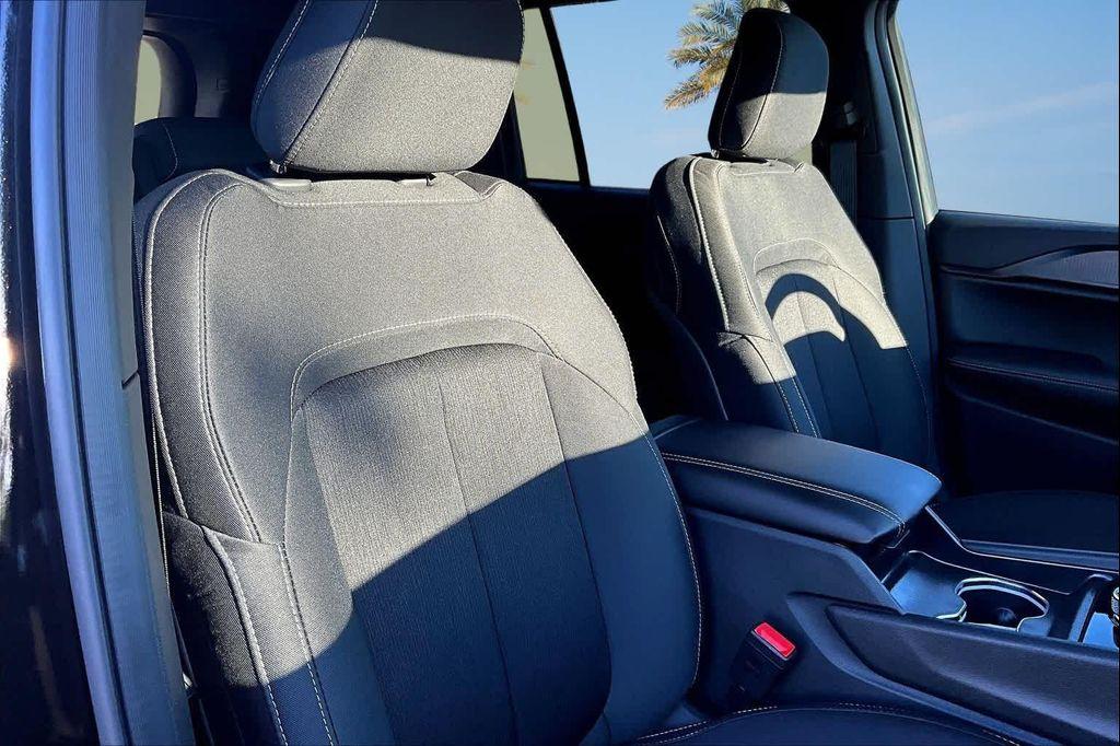 new 2025 Jeep Grand Cherokee car, priced at $35,992