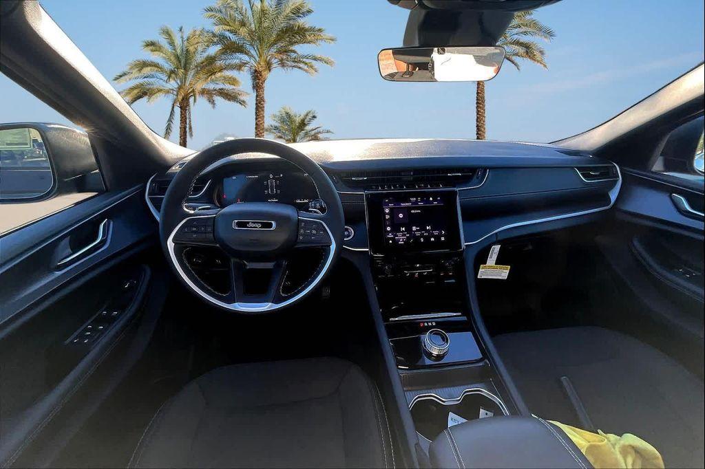new 2025 Jeep Grand Cherokee car, priced at $35,992