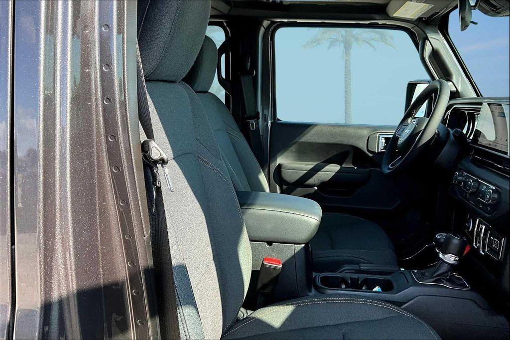new 2025 Jeep Gladiator car, priced at $45,541