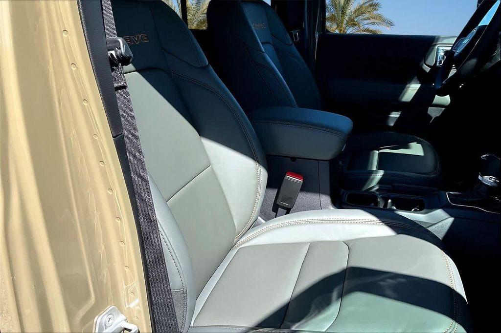 new 2025 Jeep Gladiator car, priced at $55,156