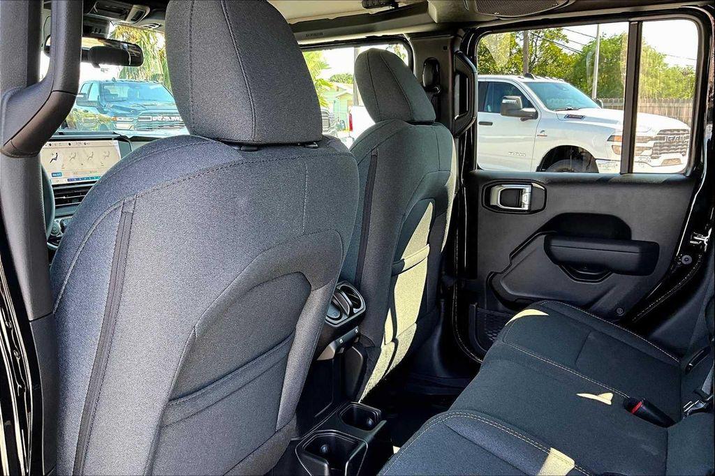 new 2025 Jeep Gladiator car, priced at $45,541