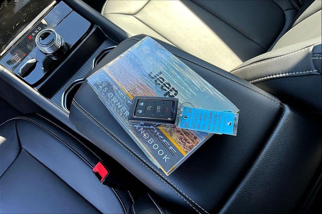 new 2025 Jeep Grand Cherokee car, priced at $44,429