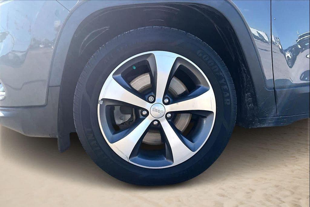 used 2020 Jeep Cherokee car, priced at $15,286