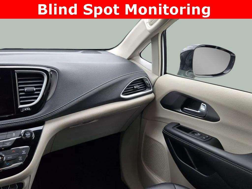 used 2024 Chrysler Pacifica Hybrid car, priced at $29,400