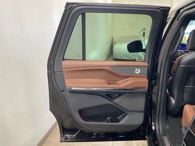 new 2025 Lincoln Navigator car, priced at $106,275