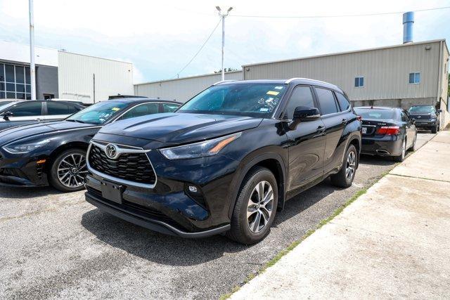 used 2023 Toyota Highlander car, priced at $40,998