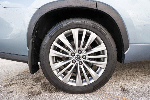 used 2022 Toyota Highlander car, priced at $38,792