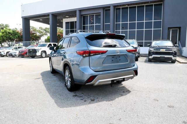 used 2022 Toyota Highlander car, priced at $40,995