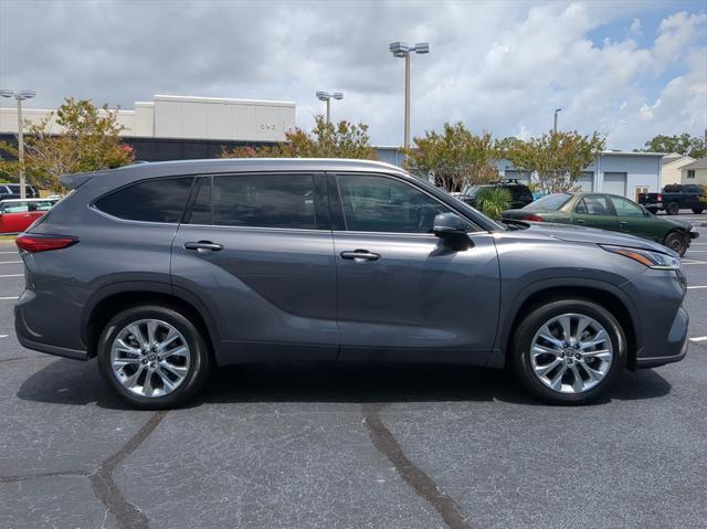 used 2021 Toyota Highlander car, priced at $31,800