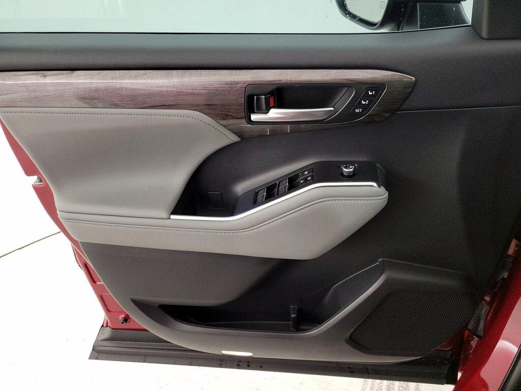 used 2023 Toyota Highlander car, priced at $40,998