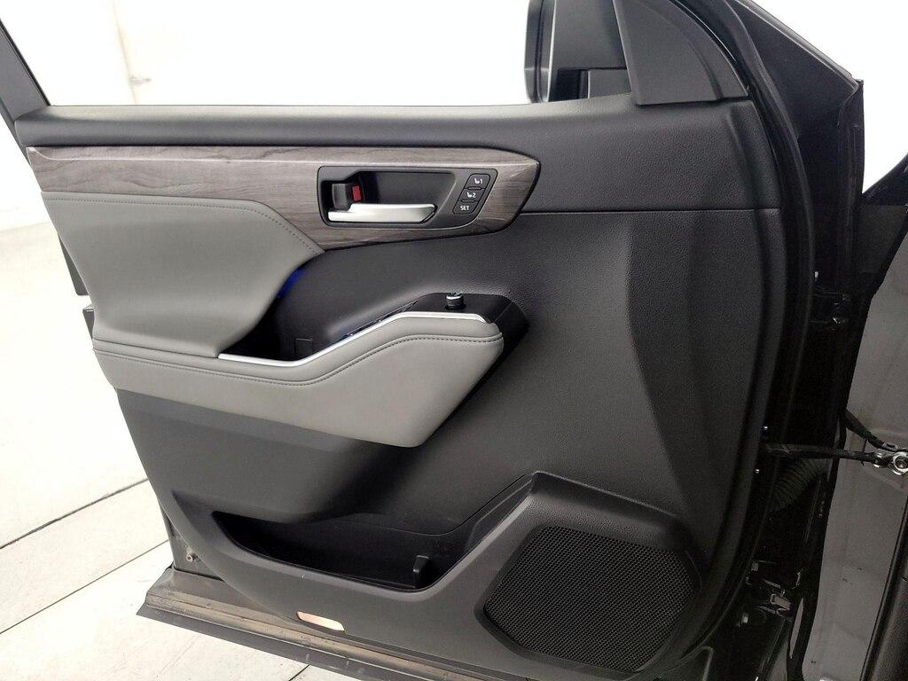 used 2022 Toyota Highlander car, priced at $34,998