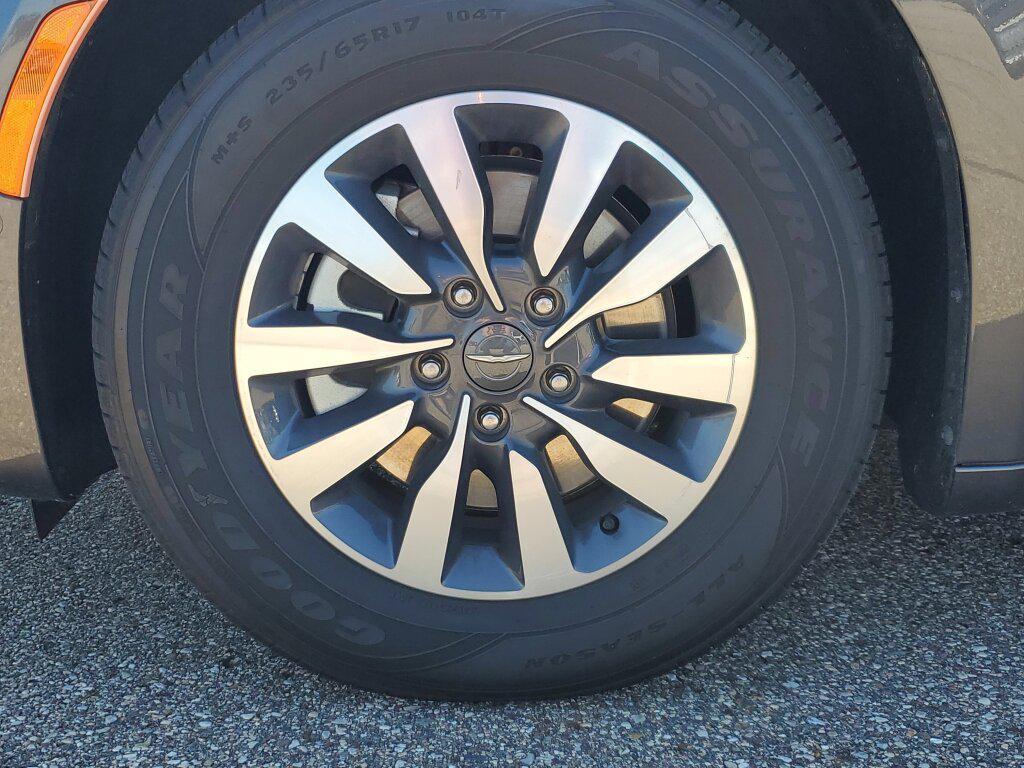 used 2021 Chrysler Pacifica Hybrid car, priced at $26,997