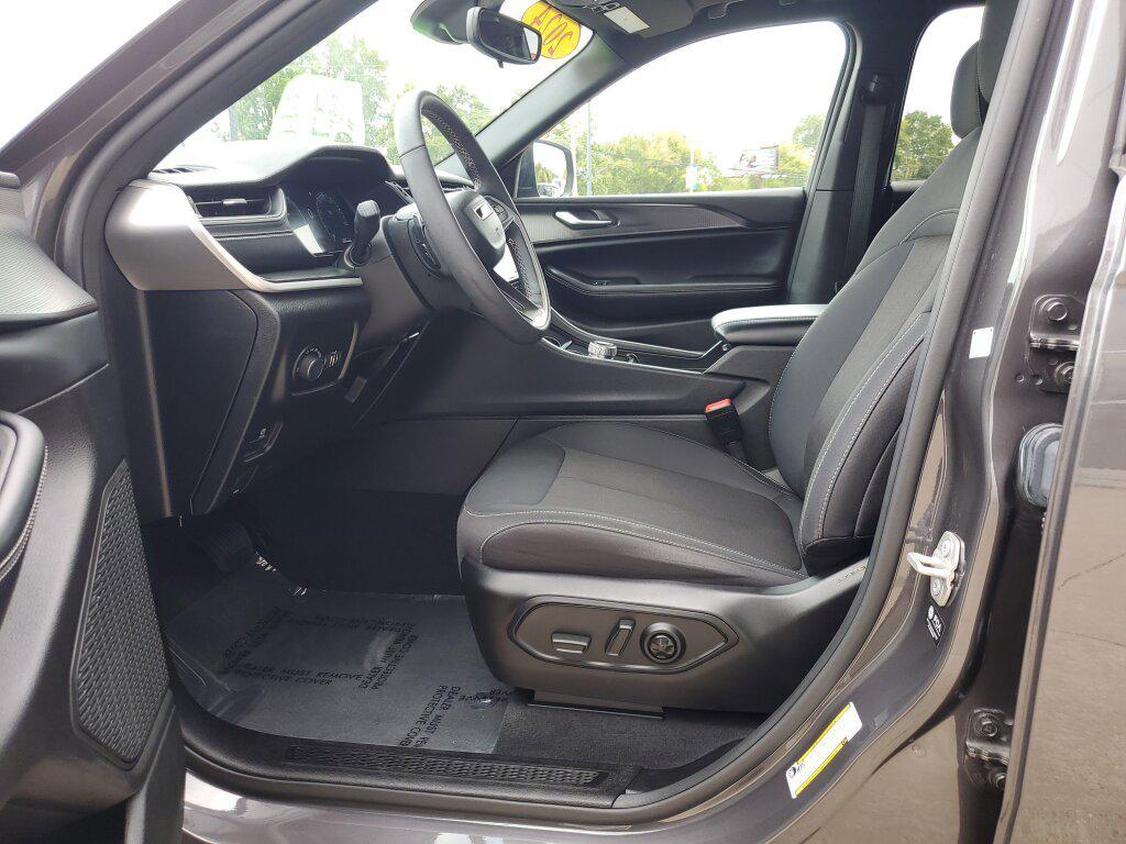 used 2024 Jeep Grand Cherokee car, priced at $29,992