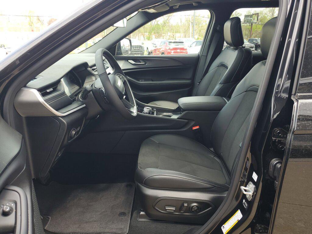 new 2025 Jeep Grand Cherokee car, priced at $50,175