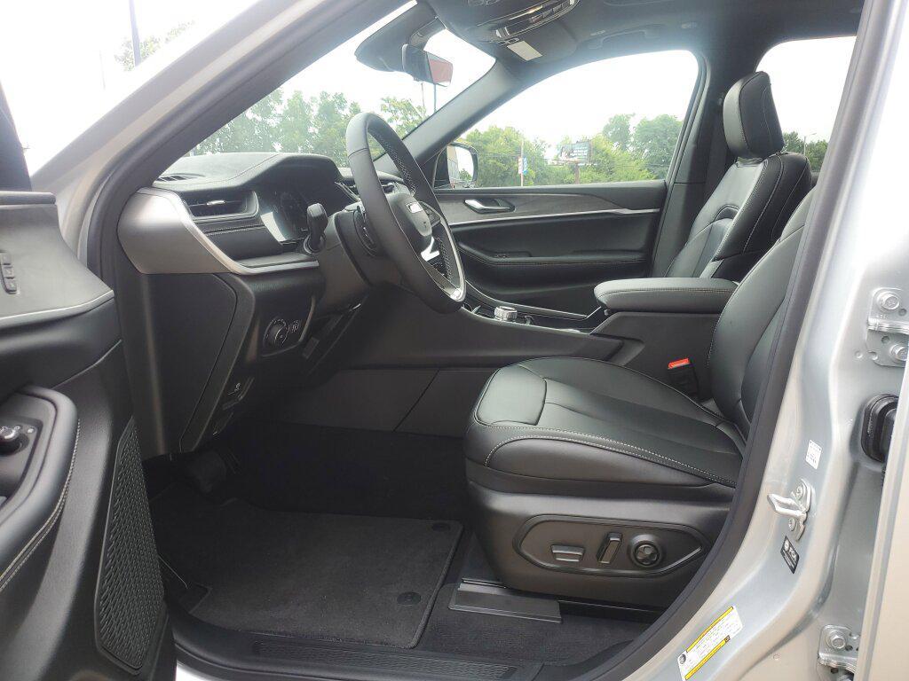 new 2025 Jeep Grand Cherokee car, priced at $51,005