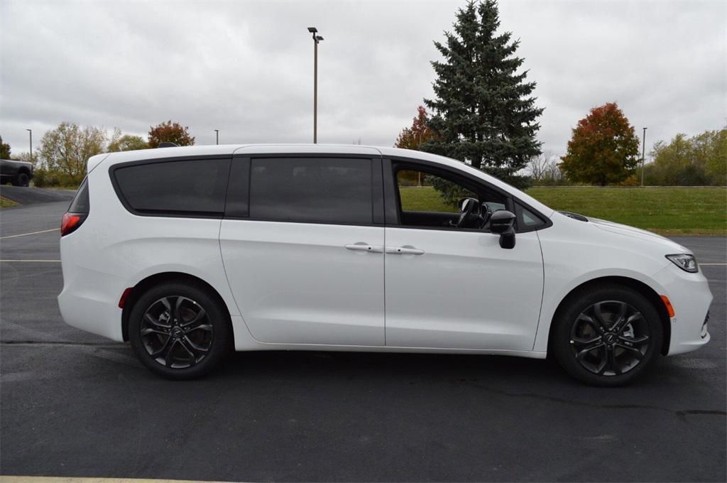 new 2026 Chrysler Pacifica car, priced at $41,749