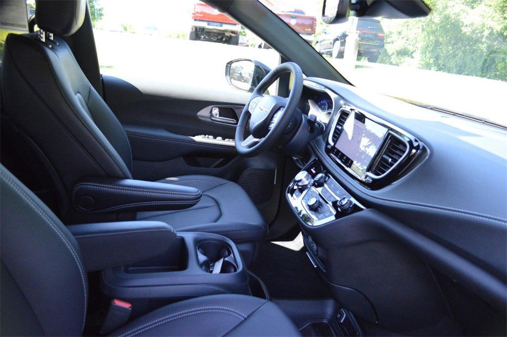 new 2025 Chrysler Pacifica car, priced at $46,492