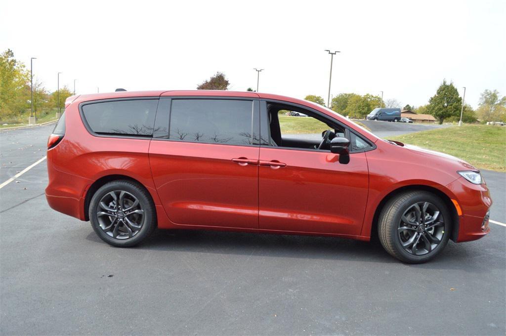 new 2026 Chrysler Pacifica car, priced at $41,999