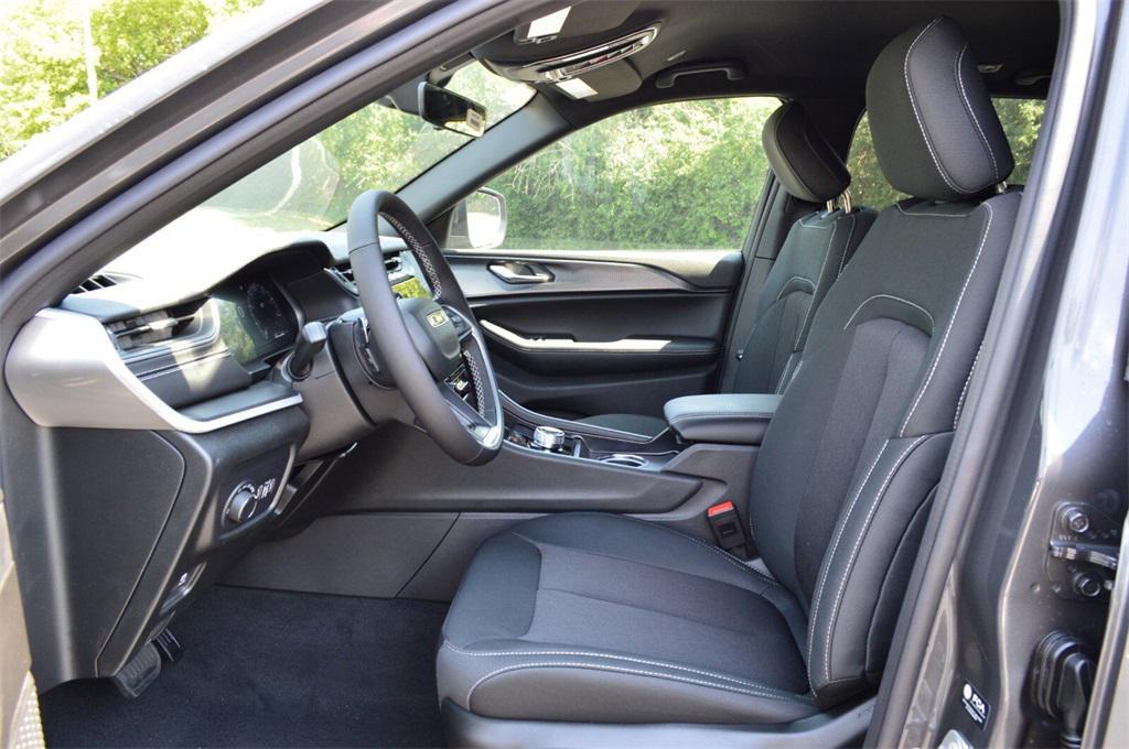 new 2025 Jeep Grand Cherokee car, priced at $38,599