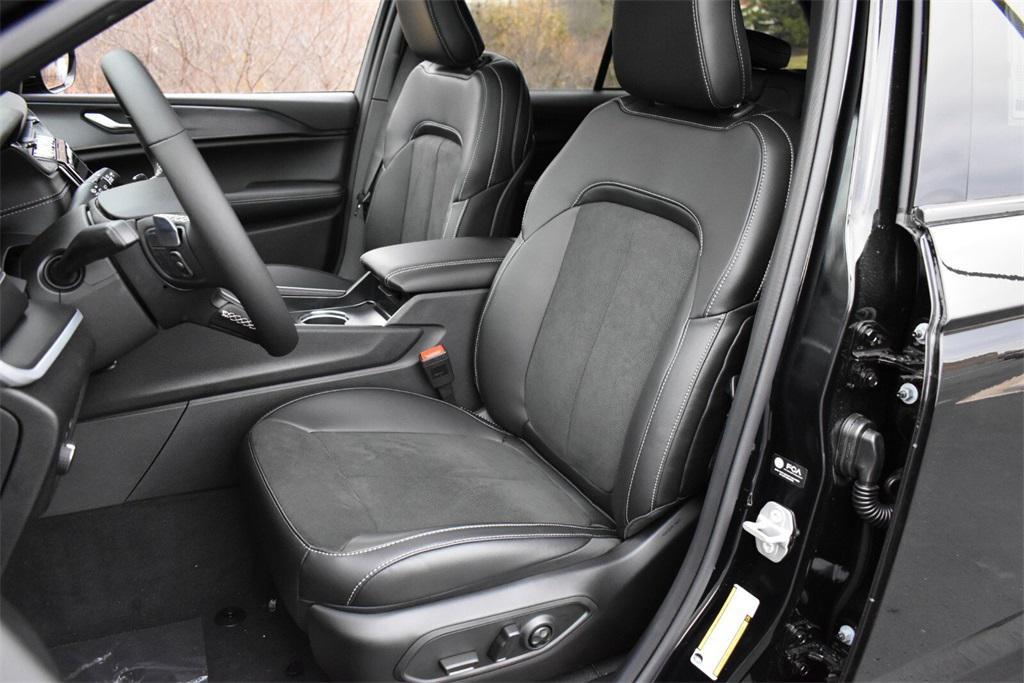 new 2025 Jeep Grand Cherokee car, priced at $42,999