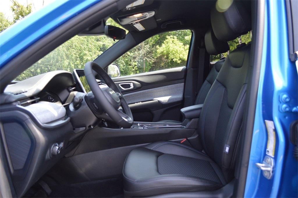 new 2025 Jeep Compass car, priced at $27,999
