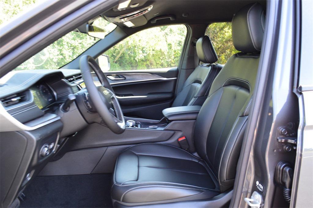 new 2025 Jeep Grand Cherokee car, priced at $42,999