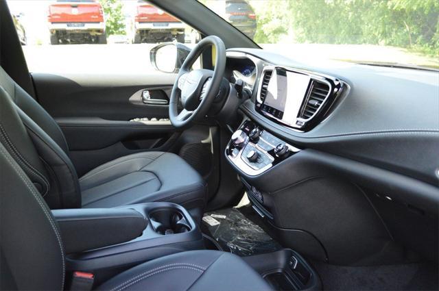 new 2025 Chrysler Pacifica car, priced at $44,968