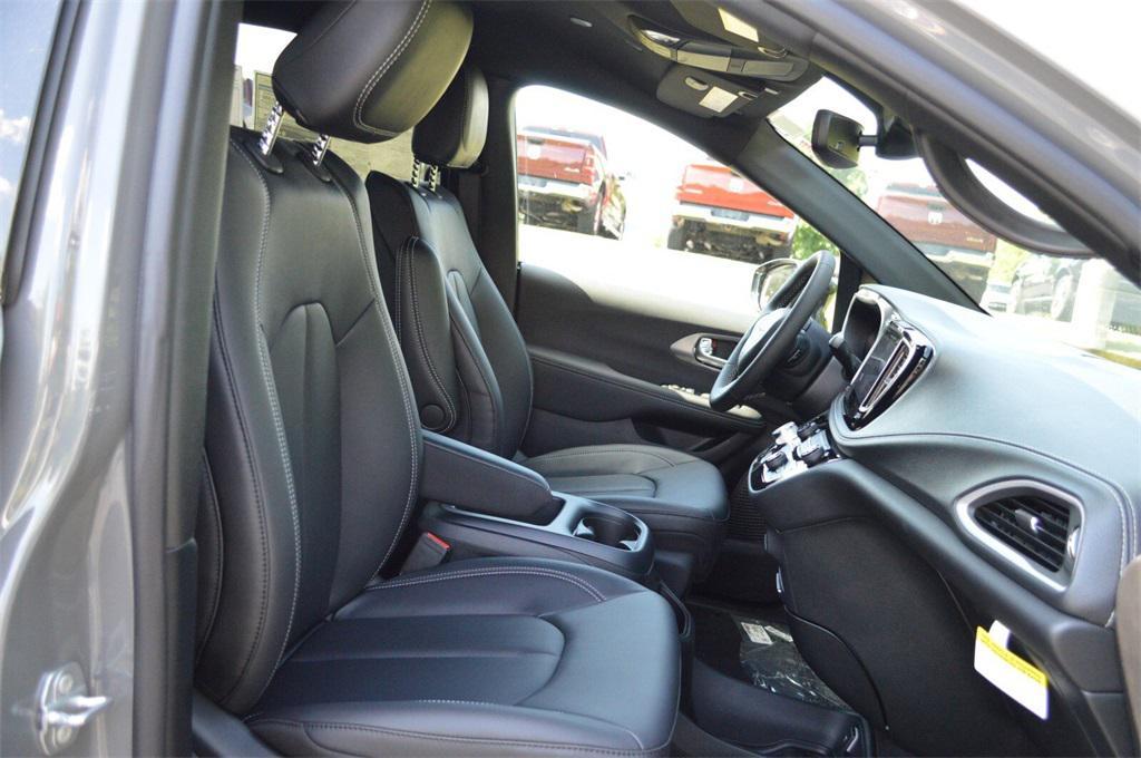 new 2025 Chrysler Pacifica car, priced at $46,938