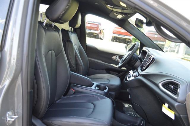 new 2025 Chrysler Pacifica car, priced at $44,968