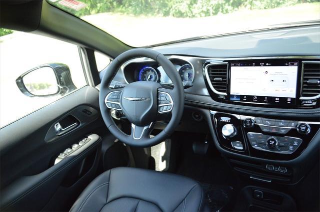 new 2025 Chrysler Pacifica car, priced at $44,968