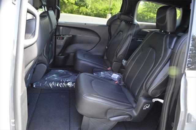 new 2025 Chrysler Pacifica car, priced at $44,968