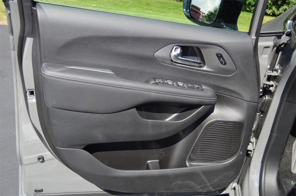 new 2025 Chrysler Pacifica car, priced at $46,938