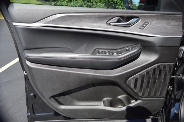 new 2025 Jeep Grand Cherokee car, priced at $42,999