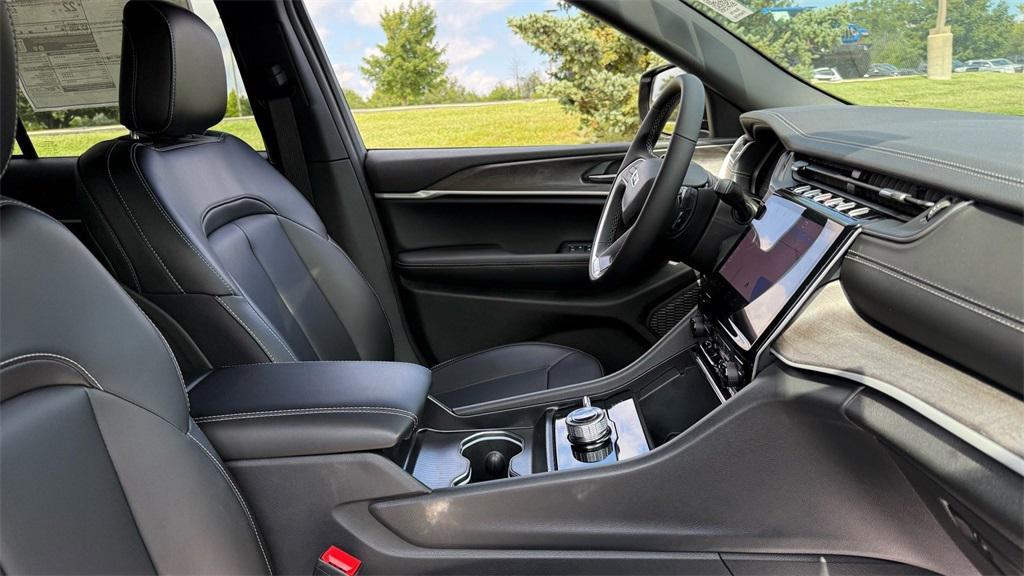 new 2025 Jeep Grand Cherokee car, priced at $42,999