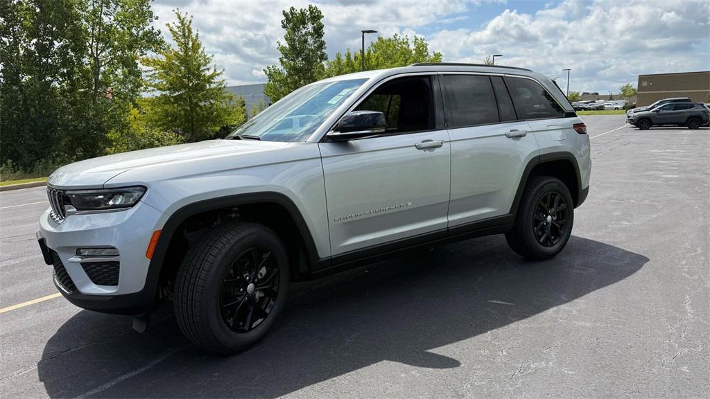 new 2025 Jeep Grand Cherokee car, priced at $42,999