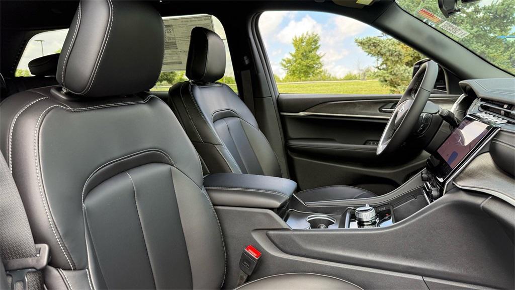 new 2025 Jeep Grand Cherokee car, priced at $42,999