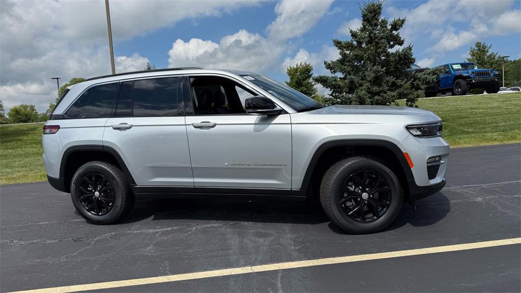 new 2025 Jeep Grand Cherokee car, priced at $42,999