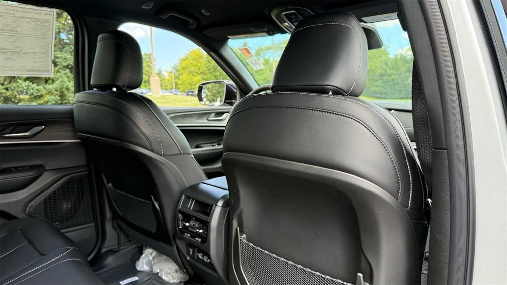 new 2025 Jeep Grand Cherokee car, priced at $42,999
