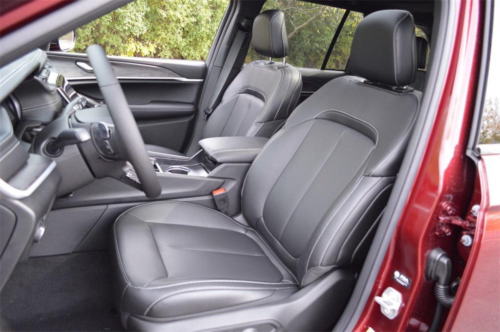new 2025 Jeep Grand Cherokee car, priced at $47,599