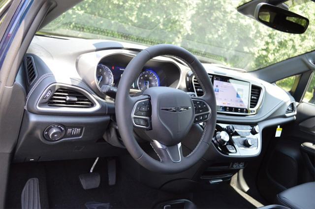 new 2025 Chrysler Pacifica car, priced at $44,968